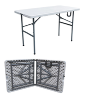 Table pliante en plastique HDPE blanc de 4 pieds, design rectangulaire portable, facile à nettoyer et résistante à l'humidité pour une utilisation en extérieur