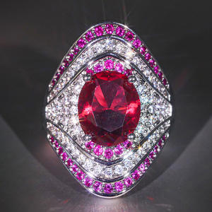 Anillo de Diamantes de Oro Blanco para Mujer T0986, Corte Ovalado, Color D Natural, con Piedras Laterales de Rubí, Joyería de Compromiso - Product Image 5