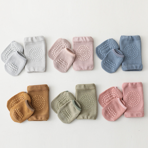 Venta al por mayor piso caminar calcetines bebé niño niños rodilleras antideslizantes <span class=keywords><strong>Protector</strong></span> y calcetines conjunto para gatear con empuñaduras - Product Image 6