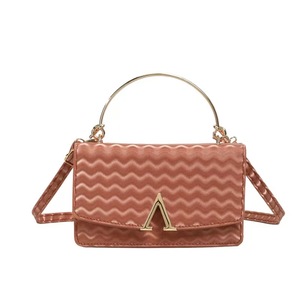 Sac à main tendance en PU haut de gamme pour <span class=keywords><strong>femme</strong></span> avec motif vague triangulaire inversé, sac à bandoulière décontracté et élégant pour le quotidien - Product Image 6