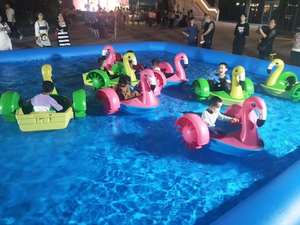 เรือพลาสติกแบบพกพาสำหรับเด็กเล่นน้ำกลางแจ้ง รูปทรงหงส์ พร้อมไม้พาย - Product Image 4