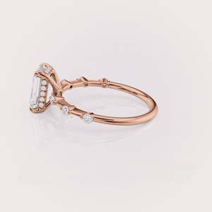 Anillo Atemporal con Diamante Cultivado en Laboratorio con Corte Esmeralda y Piedras Laterales Redondas en Oro Rosa/Blanco/Amarillo de 18K - Product Image 2