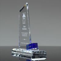 Trophée en cristal trapézoïdal avec accent bleu - Récompense personnalisée pour l'excellence et les étapes importantes des entreprises
