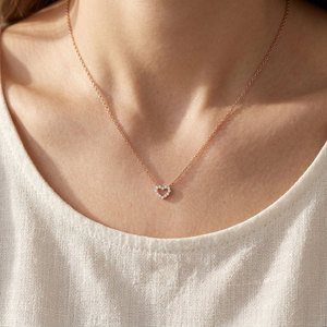 Collier en or massif 18 carats avec pendentif en forme de cœur ajouré, design mignon, serti de diamants naturels, très populaire, idéal pour un cadeau d'anniversaire. - Product Image 5