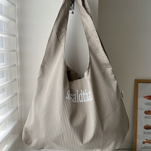 กระเป๋าไนลอน17นิ้วสำหรับผู้หญิงกระเป๋าสะพายไหล่พิมพ์โลโก้แนวตั้งลายทางแม่เหล็ก - Product Image 5