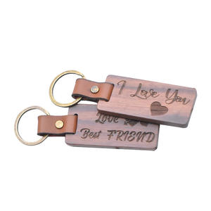 سلسلة مفاتيح من خشب الجوز الطبيعي والجلد مع شخصية منحوتة قلادة صغيرة هدية تذكارية للسفر - Product Image 6