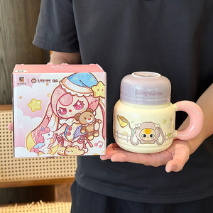 Taza de Cerámica Babythree con Tapa y Asa para Niños, Color Rosa, Azul y Morado, Taza Individual Redonda de Porcelana, Primavera 2025 - Product Image 1