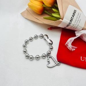 Joyería al por Mayor AB, Brazalete de Corazón para Mujer <span class=keywords><strong>Uno</strong></span> 50, Acero Inoxidable Chapado en Oro, Brazalete con Bola Grande de 10 mm y Dije de Corazón - Product Image 3