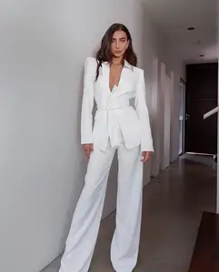 Produzione OEM di Abbigliamento Femminile alla Moda, Completi da <span class=keywords><strong>Ufficio</strong></span> Neri per <span class=keywords><strong>Donna</strong></span>, Tailleur con Scollo a V Profondo in Raso con Cintura - Product Image 2