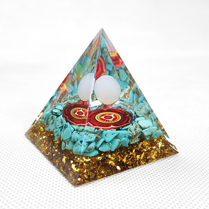 Ornement en résine époxy cristalline en forme de pyramide avec turquoise et agate blanche, décoration d'intérieur, artisanat de bureau - Product Image 3