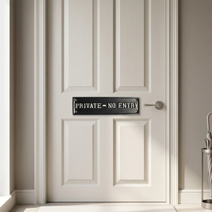 Plaque d'avertissement en métal « Accès interdit », panneau rectangulaire noir de style vintage pour porte de maison ou de bureau, installation facile et durable - Product Image 1