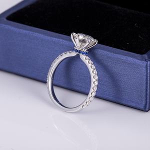 Anillo de Compromiso y Matrimonio Messi Jeweley MSR-540 de Oro Blanco de 14K con Esmeralda y Moissanita de 7mm - Product Image 2