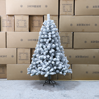Arbre de Noël artificiel floqué blanc en PVC, 1,2m-2,4m, base métallique, pour décoration intérieure/extérieure, événements et fêtes, vente en gros