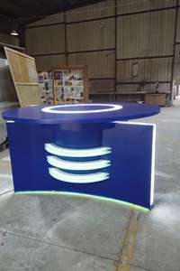 Vitrine à bijoux éclairée par LED verrouillable, nouvellement conçue, avec verre et espace de rangement pour les magasins mobiles - Product Image 2