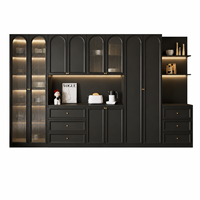 Buffet de cuisine de luxe sur mesure avec structure en bois massif, portes en verre cannelé et éclairage LED pour l'intérieur d'une villa moderne