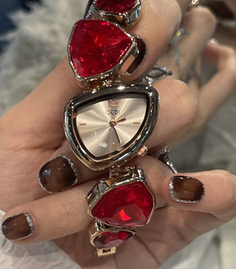 Reloj de pulsera de cuarzo con cristal verde y triángulo dorado para mujer - Product Image 2