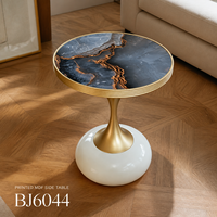 Table d'appoint ronde en MDF imprimé, directement de l'usine, avec piétement en fer doré et base sculpturale blanche pour salon, hôtel, OEM, ODM