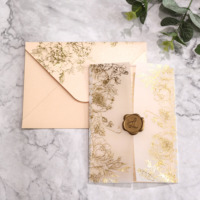Suite d'invitations de mariage personnalisées en vellum floral avec dorure à chaud, sceau de cire et enveloppe scintillante pour banquet de mariage et fête de fiançailles