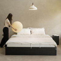 Cadre de lit en bois massif Wabi Sabi, lit plateforme moderne et luxueux à profil bas pour projet de designer