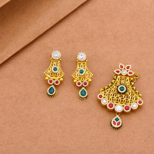 Colgante de oro antiguo de diseño con piedras verdes y rojas, joyería nupcial tradicional, estilo étnico festivo, aspecto elegante. - Product Image 1