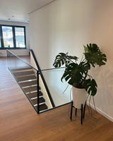 Escalier droit moderne en bois massif peint en noir pour intérieur, escalier flottant avec main courante en bois noir et éclairage LED