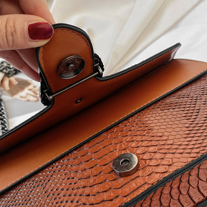 B646662YO Bolso cuadrado pequeño con cadena estilo retro, bolso de hombro para mujer, nuevo bolso cruzado informal de poliéster - Product Image 5