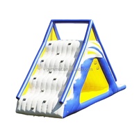 Modules d'aquaparc de haute qualité pour l'extérieur, toboggan gonflable triangulaire flottant, toboggan aquatique gonflable pour les jeux de parc aquatique