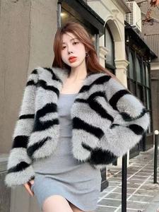 <span class=keywords><strong>Cappotto</strong></span> Corto Casual da Donna in Finta Pelliccia di Volpe per Autunno Inverno Nuovo Design Stampa Zebrata Collo Tondo Capospalla - Product Image 5