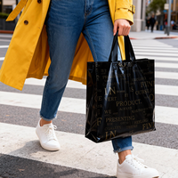 Sac fourre-tout en plastique PE noir brillant avec impression de lettres dorées, sac de shopping pour boutique de vêtements, emballage de vêtements