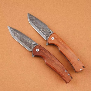 Cuchillo táctico plegable de acero de Damasco con mango de madera para acampar - Product Image 5