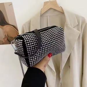 Sac à main tendance de luxe pour femme en PU, petit format carré avec chaîne, pour téléphone portable, élégant, avec fermeture éclair, sac messager à rivets pour femme à la mode - Product Image 5