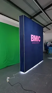 Fondo de exhibición comercial iluminado con pantalla emergente retroiluminada para visibilidad de marca