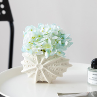 Vase en céramique noir de style nouveau pour la vente en gros, arrangement floral créatif, vase blanc en forme d'oursin, ornement de table pour la décoration intérieure