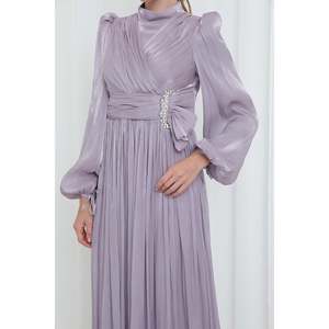Vestido de noche elegante plisado de manga larga para mujer Puane con cinturón y adornos de piedras para ocasiones especiales - Lila - Product Image 2