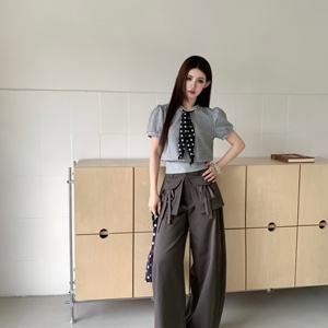T-shirt Primaverile ILLIT Girl Group Minju, Stile Retrò Chic con Scollo a V, Stampa a <span class=keywords><strong>Pois</strong></span> e Maniche a Sbuffo - Product Image 5
