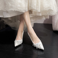 Escarpins de Mariée Femme Grande Taille 32-43 en Satin Ivoire à Bout Pointu, Talons Aiguilles, Ornés de Fleurs et Strass, à Enfiler