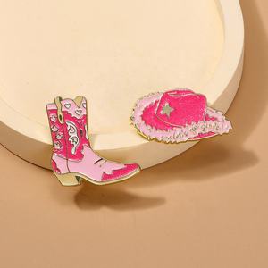 Broche en forme de bottes de dessin animé créatives 2026, accessoires vestimentaires haut de gamme, badge pour enfants haut de gamme, badge en émail rose pour chapeau - Product Image 1