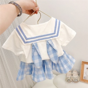 Set di Abbigliamento per Bambine con Top con Fiocco Stile Marinaio e Gonna Plissettata a Quadri Rosa - Product Image 3