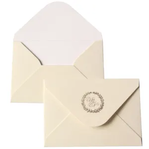 골드 포일 이니셜이있는 우아한 스웨이드 웨딩 봉투 맞춤형 이름과 날짜가있는 맞춤형 벨벳 생일 봉투