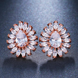 ต่างหูคริสตัลรูปดอกไม้ชุบทองคำ ดีไซน์หรูหรา ประดับด้วยทองเหลืองและเพชรคิวบิกเซอร์โคเนีย เหมาะสำหรับงานแต่งงานและงานปาร์ตี้ - Product Image 4