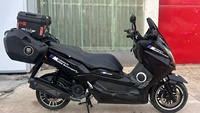 Scooter T10 Maxi d'occasion en excellent état. Moteur 250cc, valises complètes, affichage numérique, entièrement fonctionnel, noir, CVT