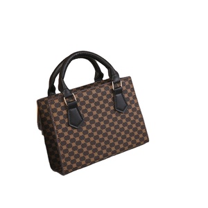 Nuova Borsa Tote da Donna HK 2026 alla Moda con Due Manici e Decorazione a Lettere, in Materiale PU, Chiusura con Cerniera, Impermeabile - Product Image 1