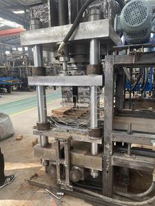 Machine de briquetage hydraulique à quatre colonnes pour copeaux métalliques, fonctionnement sans interruption, machine de fabrication de briquettes de copeaux métalliques - Product Image 4