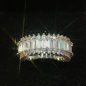 Anello con Cristalli Pavé a Cerchio Completo per Donne, Tono Oro, Accessorio per Uso Quotidiano e Feste - Product Image 3