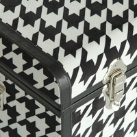 Malle de rangement moderne recouverte de tissu noir et blanc avec passepoil en cuir et accessoires à serrure argentée