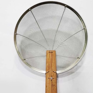 Écumoire en acier inoxydable avec manche long en bois, passoire à mailles pour nouilles et pâtes, idéale pour la friture et la cuisson - Product Image 4