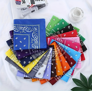 Pañuelo <span class=keywords><strong>Bandana</strong></span> Retro Clásico con Estampado de Anacardos Rojos al por Mayor con MOQ Bajo, Pañuelo para la Cabeza con Cola de Caballo Baja, Pañuelo para la Cabeza, Pañuelo para el Cuello para Mujer - Product Image 2