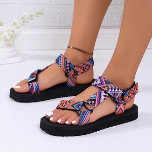Sandalias planas de cuero PU para mujer, ligeras, de verano, con punta abierta, suela de goma, diseño moderno. - Product Image 5