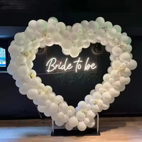 Arche de ballons en forme de cœur en soie faite à la main, cadre en fleurs artificielles roses, décoration de fête de mariage romantique et rêveuse, Saint-Valentin