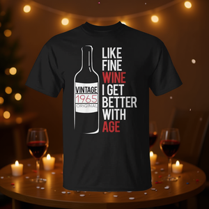Camiseta con meme de cumpleaños de 1965: Como el vino fino, me mejoro con la edad - Product Image 3